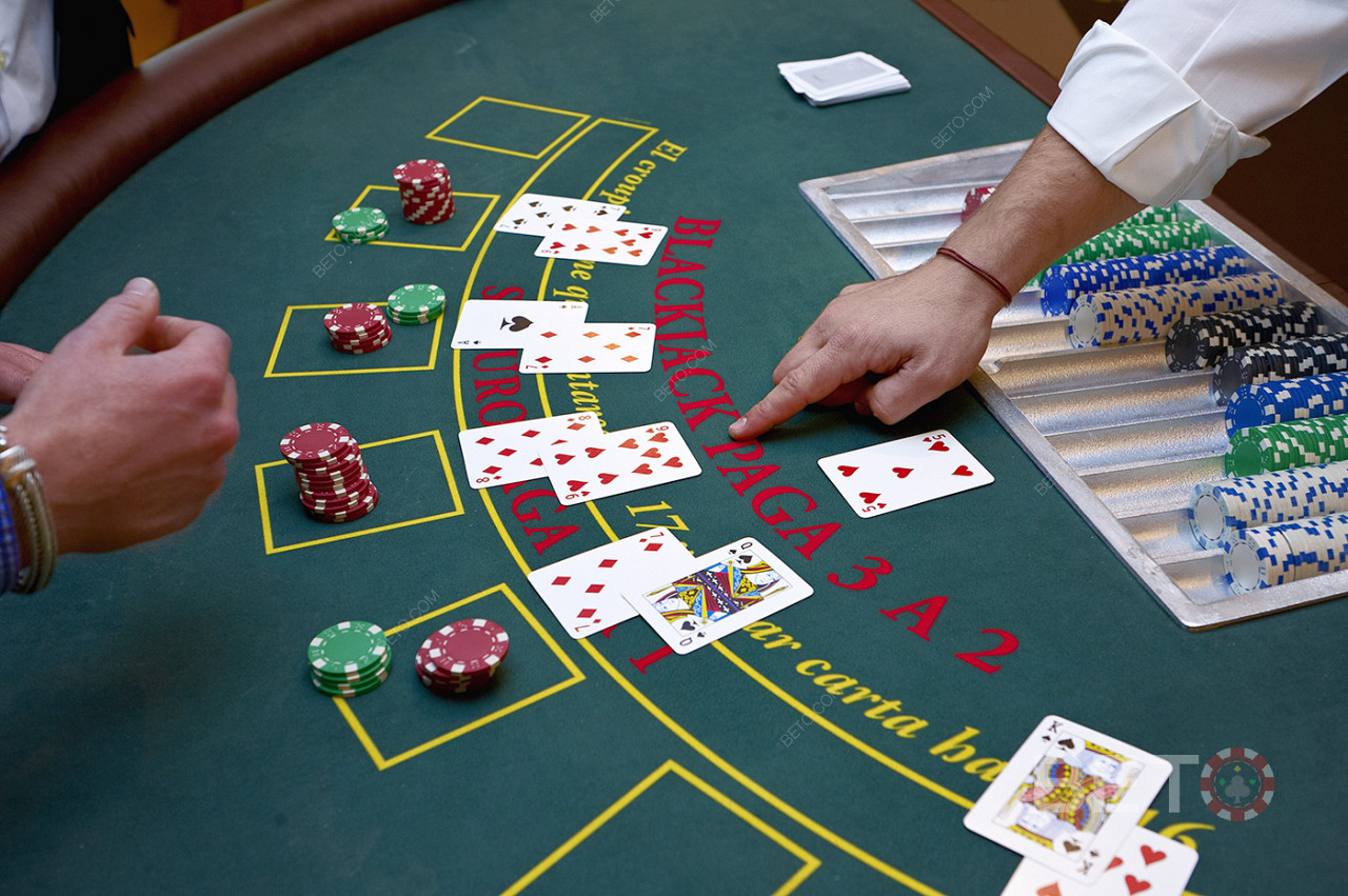 Innsatsgrenser og regler for når dealeren står er de samme i live blackjack online.