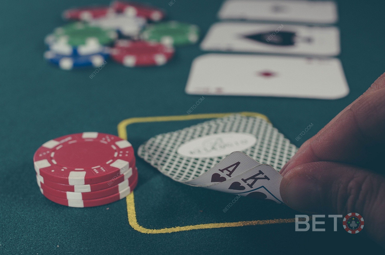 Grunnleggende strategi er nødvendig mens du teller kort og spiller blackjack.
