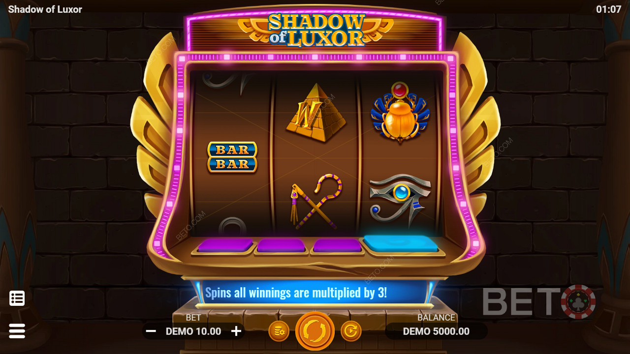 Spilleautomat med tre hjul med både klassiske symboler og temasymboler i Shadow of Luxor