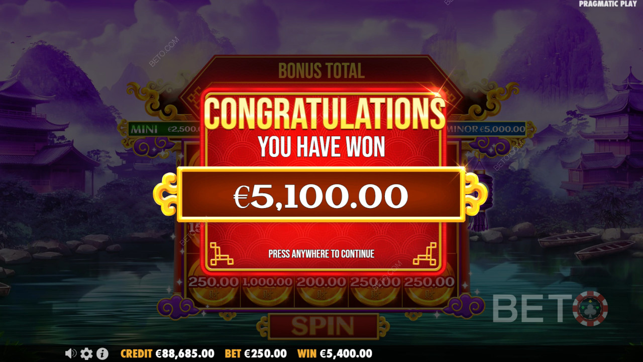 Vinn 10 000 ganger innsatsen din i Chests of Cai Shen Video Slot!